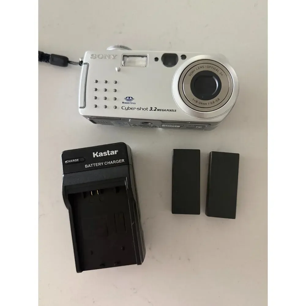 Sony Cyber-shot DSC-P5 3.2MP Digital Camera Tested w/ Charger 3 Batteries Case
